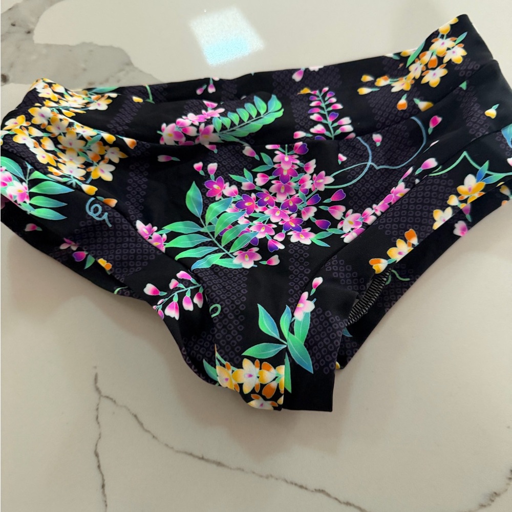 Cleo the hurricane Floral hot pants  Bottoms - Black